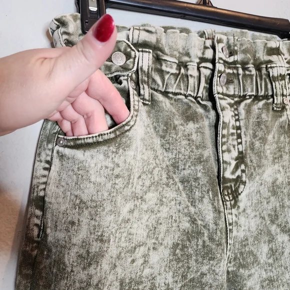 Almost Famous green acid wash stretch waist tapered jeans. Size small.  Highrise - Picture 11 of 14